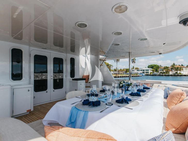 LANIDA Delta 124 - main aft deck dining area LANIDA Delta 124 - main aft deck dining area
