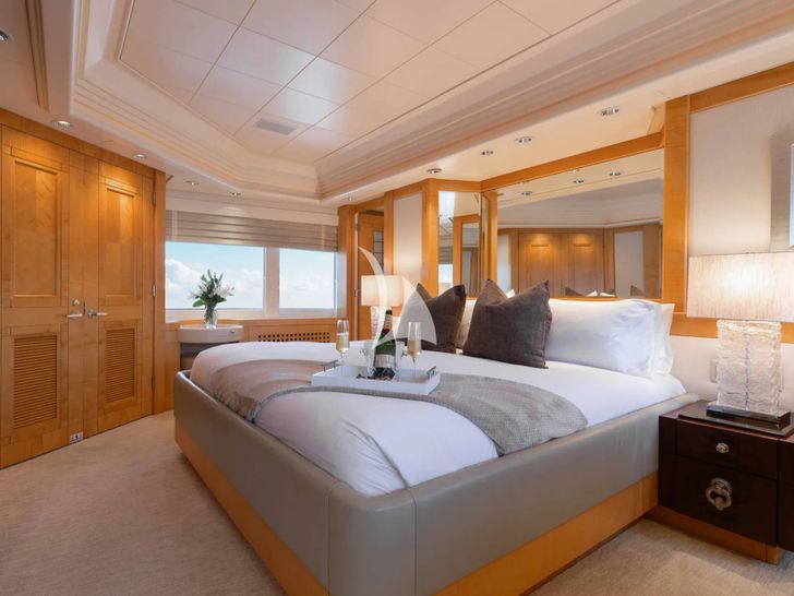 LANIDA Delta 124 - master cabin bed LANIDA Delta 124 - master cabin bed