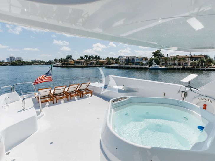 LANIDA Delta 124 - sky lounge aft jacuzzi and sun beds LANIDA Delta 124 - sky lounge aft jacuzzi and sun beds