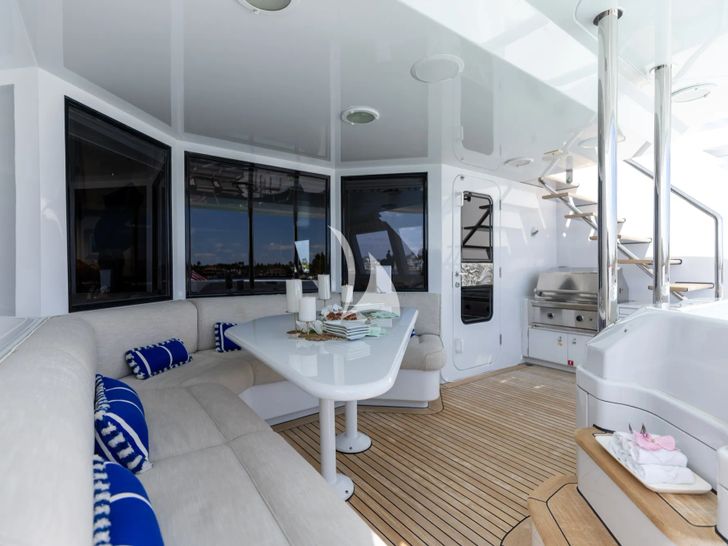 LANIDA Delta 124 - sky lounge aft seating and dining LANIDA Delta 124 - sky lounge aft seating and dining