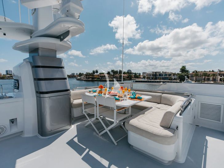 LANIDA Delta 124 - sun deck dining area LANIDA Delta 124 - sun deck dining area