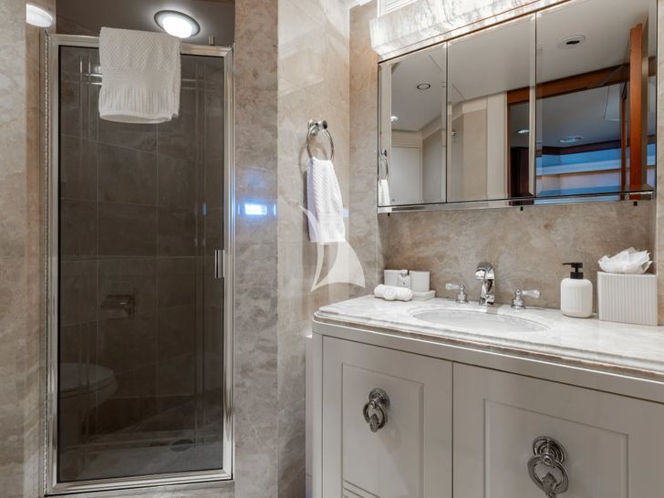 LANIDA Delta 124 - twin cabin bathroom LANIDA Delta 124 - twin cabin bathroom