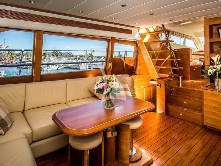 LAOUEN Couach 22m - saloon and dining area LAOUEN Couach 22m - saloon and dining area