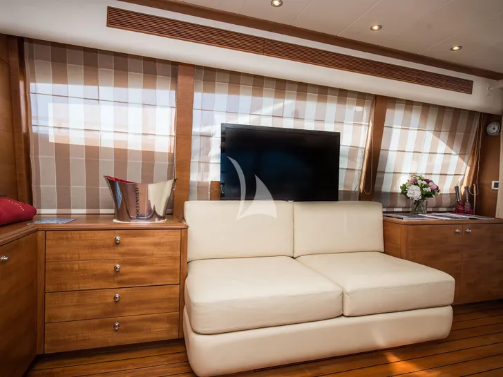 LAOUEN Couach 22m - saloon seating area with TV LAOUEN Couach 22m - saloon seating area with TV