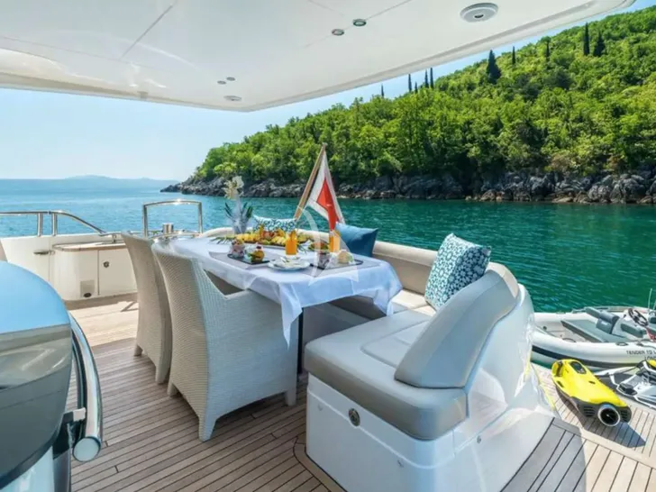 LARIMAR II Princess Y82 - aft deck LARIMAR II Princess Y82 - aft deck