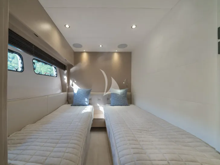 LARIMAR II Princess Y82 - double cabin 2 converted to twin cabin LARIMAR II Princess Y82 - double cabin 2 converted to twin cabin