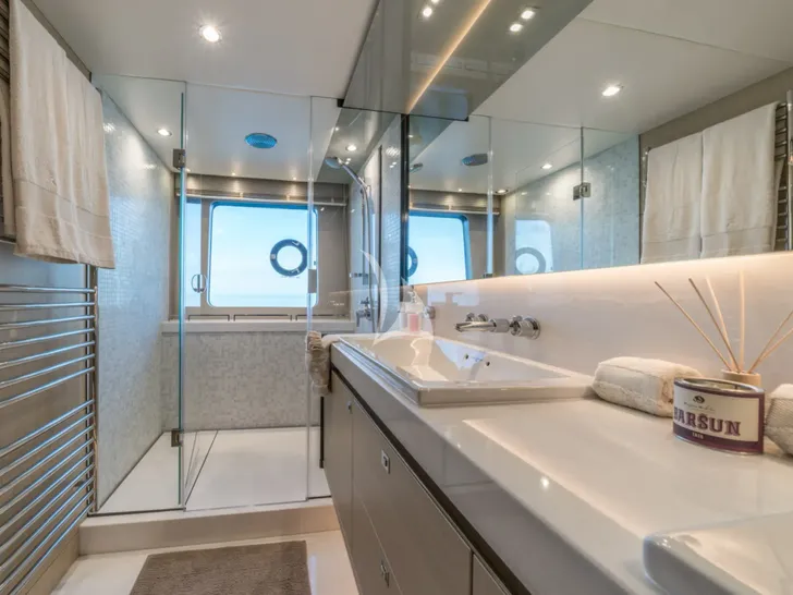 LARIMAR II Princess Y82 - master cabin bathroom LARIMAR II Princess Y82 - master cabin bathroom