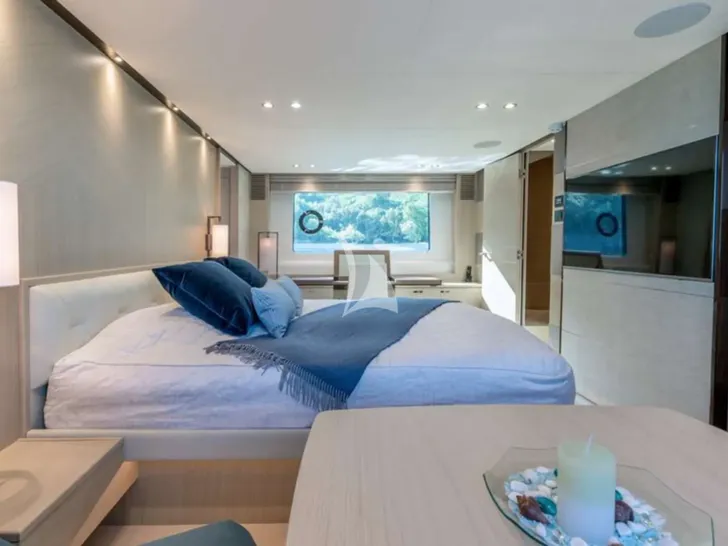 LARIMAR II Princess Y82 - master cabin bed and TV LARIMAR II Princess Y82 - master cabin bed and TV