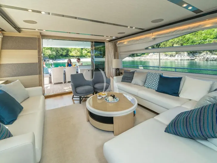 LARIMAR II Princess Y82 - saloon seating LARIMAR II Princess Y82 - saloon seating