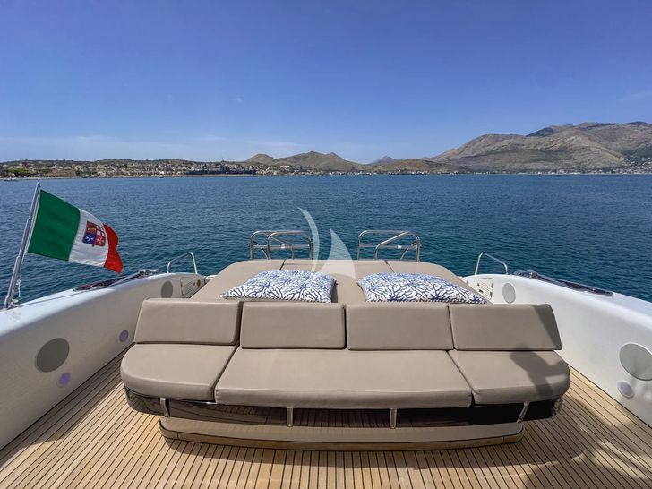@LAST Leopard 24 - aft sun beds @LAST Leopard 24 - aft sun beds