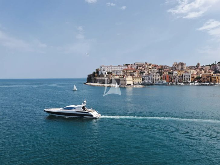 @LAST Leopard 24 - cruising across the waterline @LAST Leopard 24 - cruising across the waterline