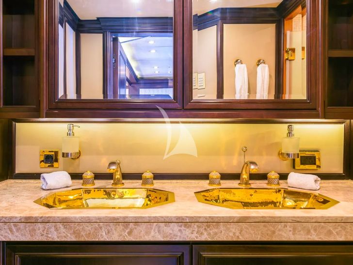 LA STELLA DEI MARI Timmerman Yachts 33m - master cabin bathroom LA STELLA DEI MARI Timmerman Yachts 33m - master cabin bathroom