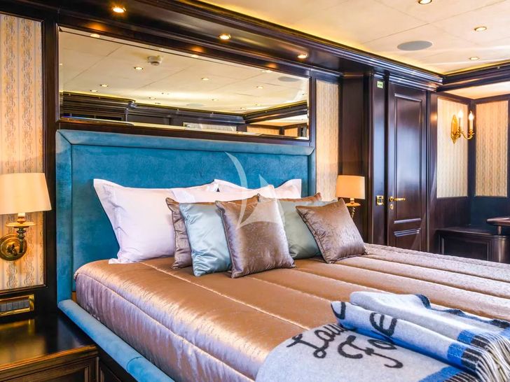 LA STELLA DEI MARI Timmerman Yachts 33m - master cabin bed LA STELLA DEI MARI Timmerman Yachts 33m - master cabin bed