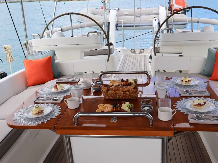 LAUGHING BUDDA Oyster 655 - alfresco breakfast LAUGHING BUDDA Oyster 655 - alfresco breakfast