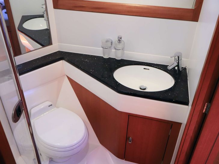 LAUGHING BUDDA Oyster 655 - master cabin bathroom LAUGHING BUDDA Oyster 655 - master cabin bathroom