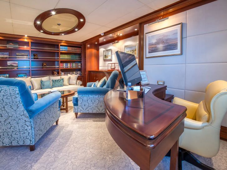 LAUREN L Cassens Werft 90m - VIP cabin 1 office and lounge LAUREN L Cassens Werft 90m - VIP cabin 1 office and lounge