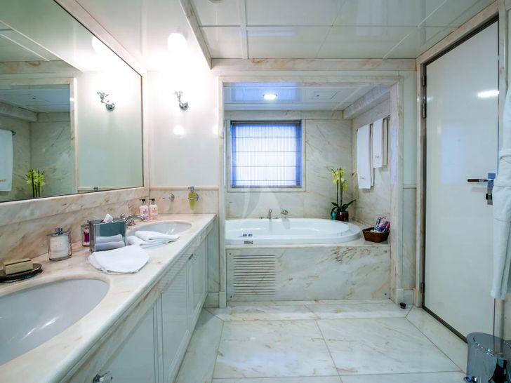 LAUREN L Cassens Werft 90m - master cabin bathroom LAUREN L Cassens Werft 90m - master cabin bathroom