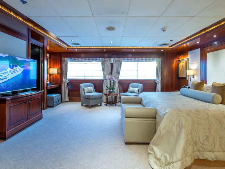 LAUREN L Cassens Werft 90m - master cabin bed and TV LAUREN L Cassens Werft 90m - master cabin bed and TV