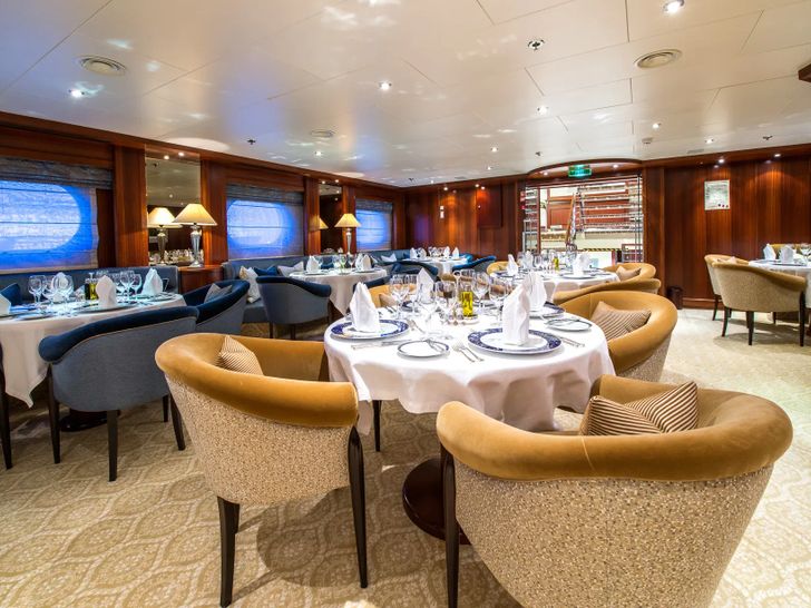 LAUREN L Cassens Werft 90m - multiple dining tables LAUREN L Cassens Werft 90m - multiple dining tables