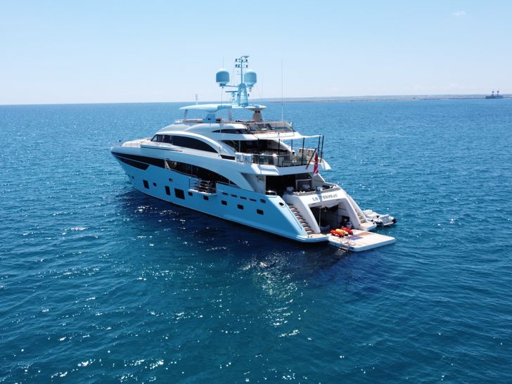 LE VERSEAU Princess 40M - anchored aft shot LE VERSEAU Princess 40M - anchored aft shot