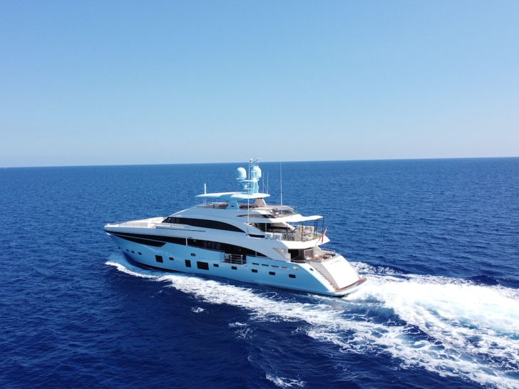 LE VERSEAU Princess 40M - cruising aft view LE VERSEAU Princess 40M - cruising aft view