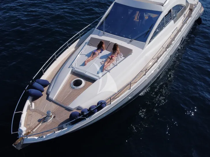 LAYLA Aicon 62SL - foredeck sunbathing area LAYLA Aicon 62SL - foredeck sunbathing area