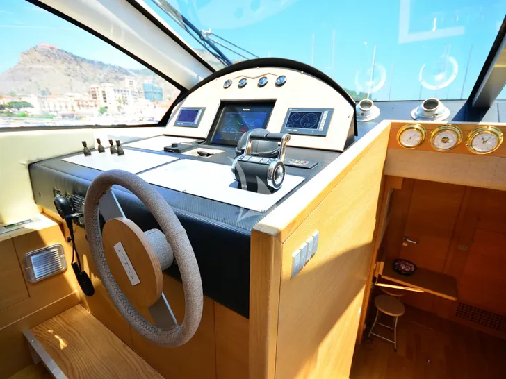 LAYLA Aicon 62SL - helm LAYLA Aicon 62SL - helm