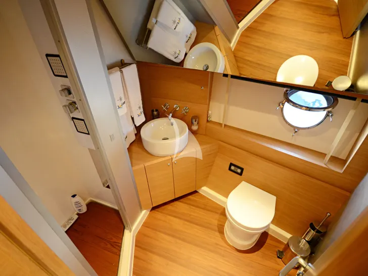 LAYLA Aicon 62SL - master cabin bathroom LAYLA Aicon 62SL - master cabin bathroom