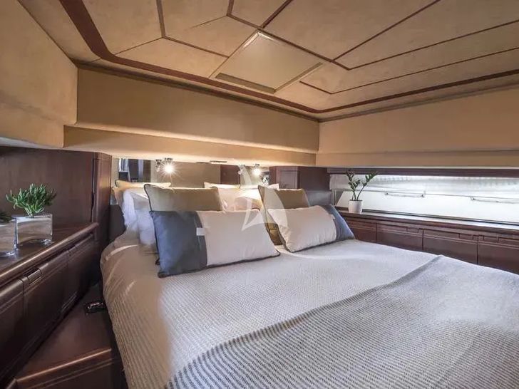 LAZY DAYS Ferretti 80 VIP cabin 1 LAZY DAYS Ferretti 80 VIP cabin 1