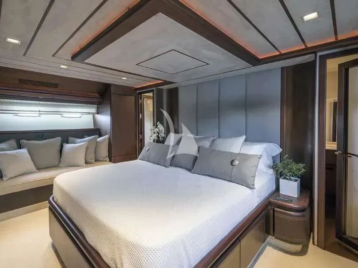 LAZY DAYS Ferretti 80 master cabin LAZY DAYS Ferretti 80 master cabin