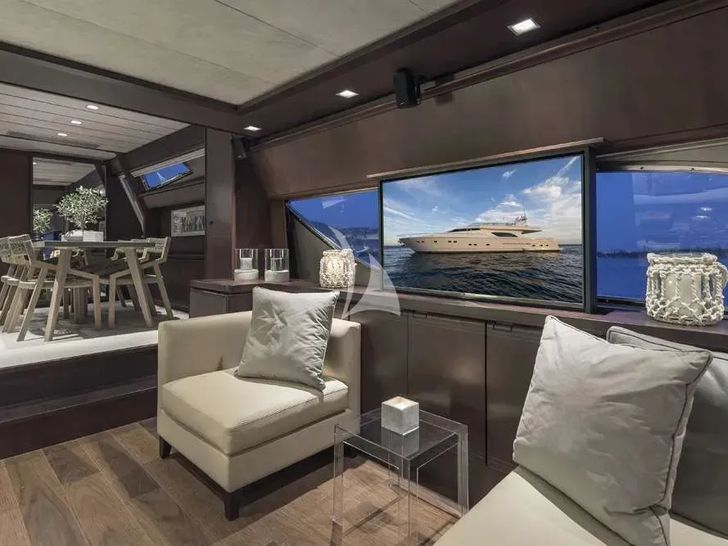 LAZY DAYS Ferretti 80 saloon TV LAZY DAYS Ferretti 80 saloon TV