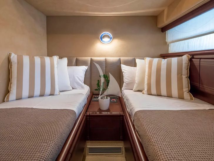 LAZY DAYS Ferretti 80 twin cabin LAZY DAYS Ferretti 80 twin cabin