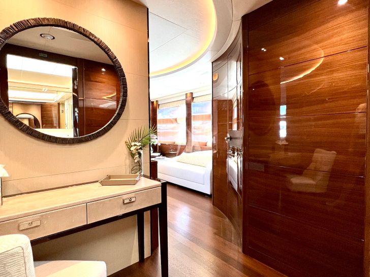 LE VERSEAU Princess 40M master cabin vanity area