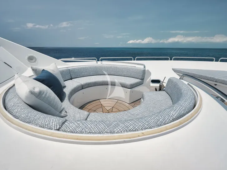 LEGACY Westport 112 - foredeck lounge LEGACY Westport 112 - foredeck lounge