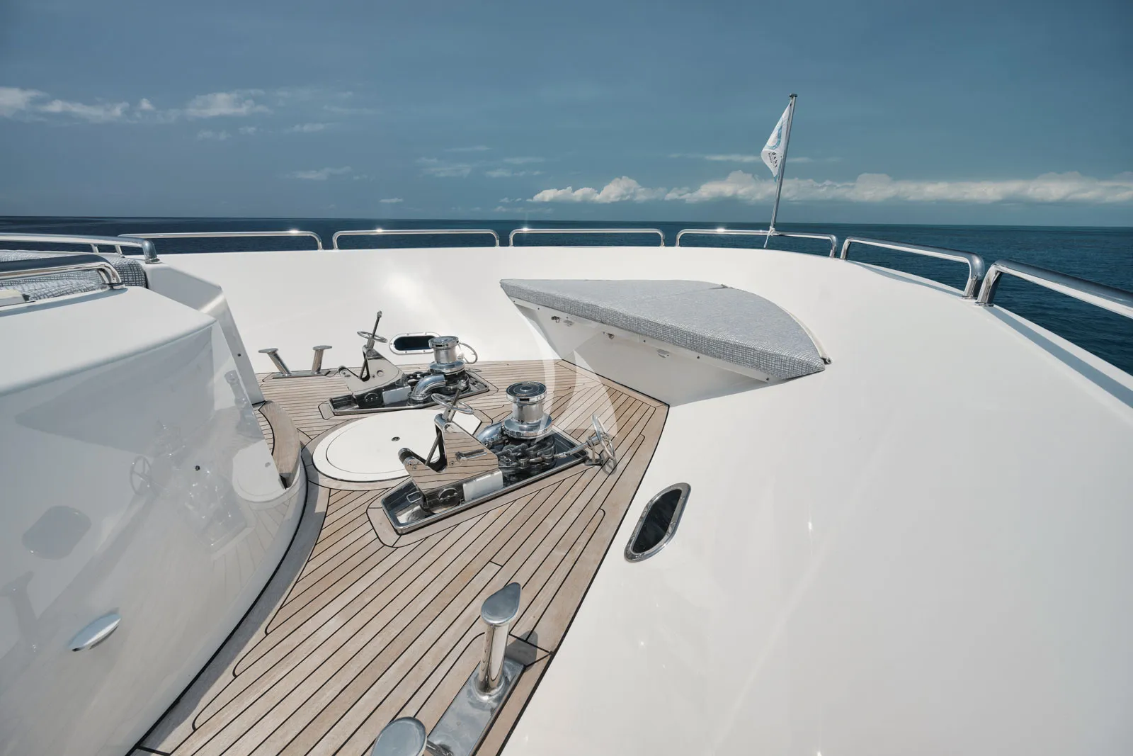 LEGACY Westport 112 - foredeck sunbathing area