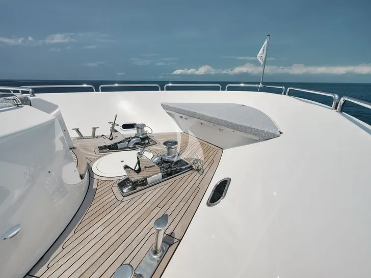 LEGACY Westport 112 - foredeck sunbathing area LEGACY Westport 112 - foredeck sunbathing area