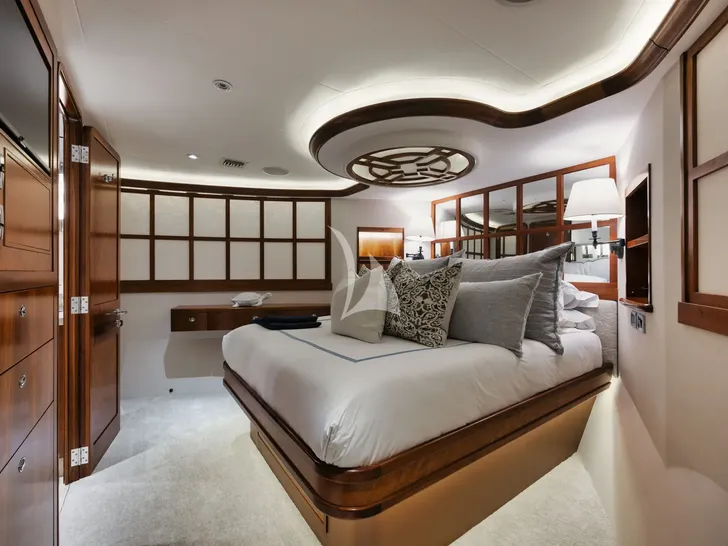 LEGACY Westport 112 - master cabin bed LEGACY Westport 112 - master cabin bed