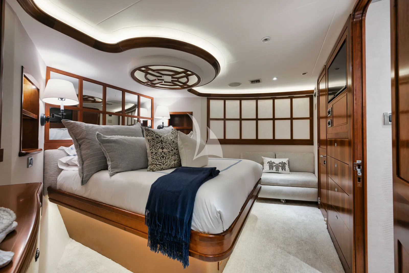 LEGACY Westport 112 - master cabin
