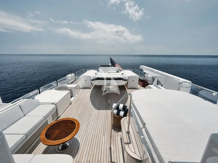 LEGACY Westport 112 - sundeck aft LEGACY Westport 112 - sundeck aft