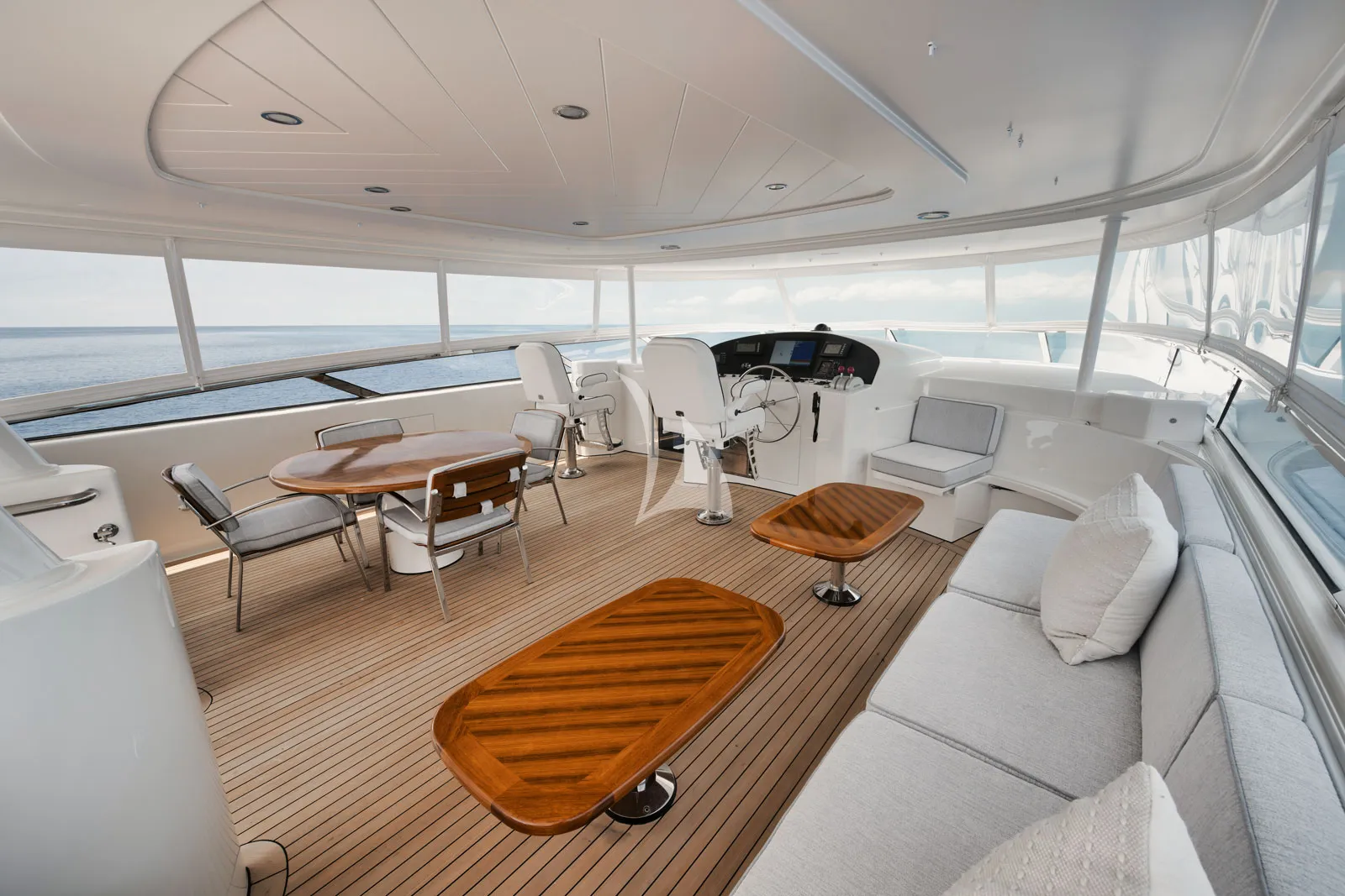 LEGACY Westport 112 - sundeck covered lounge and dining area