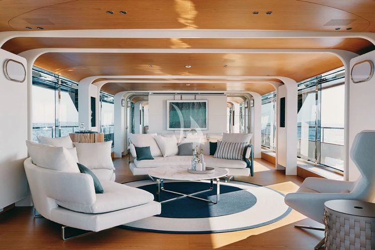 Charter Yacht LEGEND - Benetti 121 - 5 Cabins - Cannes - Monaco - St. Tropez - French Riviera