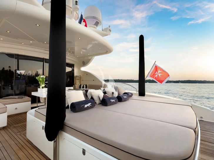 LEOPARD Leopard 34m - aft sun beds LEOPARD Leopard 34m - aft sun beds
