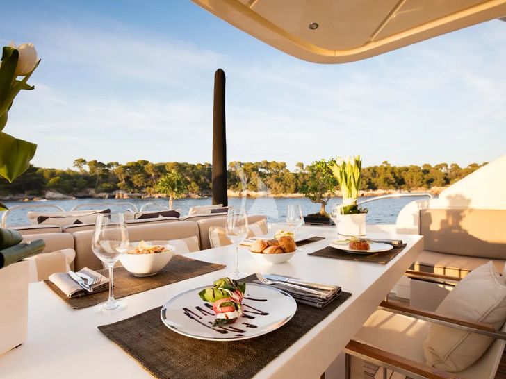 LEOPARD Leopard 34m - alfresco dining set up LEOPARD Leopard 34m - alfresco dining set up