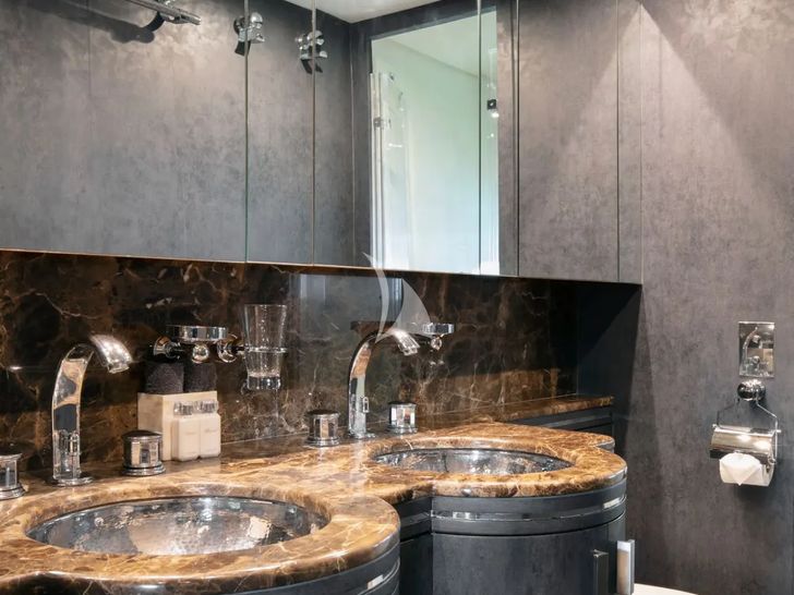LEOPARD Leopard 34m - master cabin bathroom LEOPARD Leopard 34m - master cabin bathroom