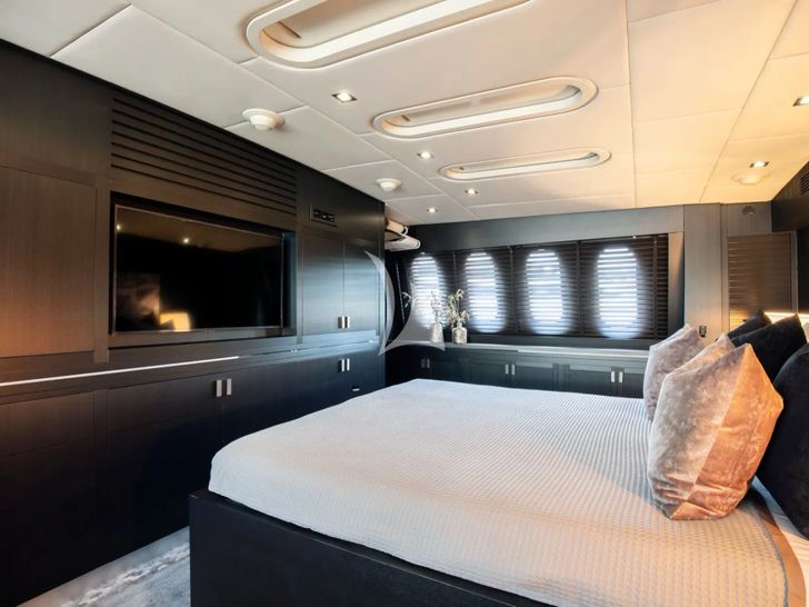 LEOPARD Leopard 34m - master cabin bed and TV LEOPARD Leopard 34m - master cabin bed and TV