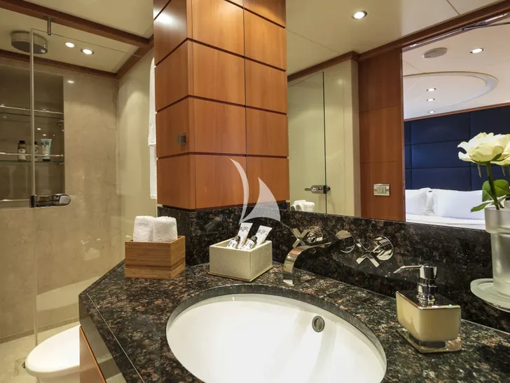 L`EQUINOX Heesen 37m - VIP cabin 1 bathroom L`EQUINOX Heesen 37m - VIP cabin 1 bathroom