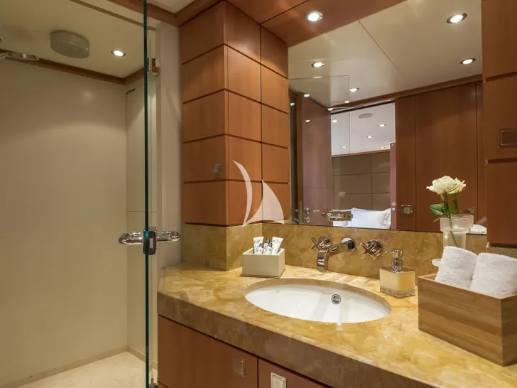 L`EQUINOX Heesen 37m - VIP cabin 2 bathroom L`EQUINOX Heesen 37m - VIP cabin 2 bathroom