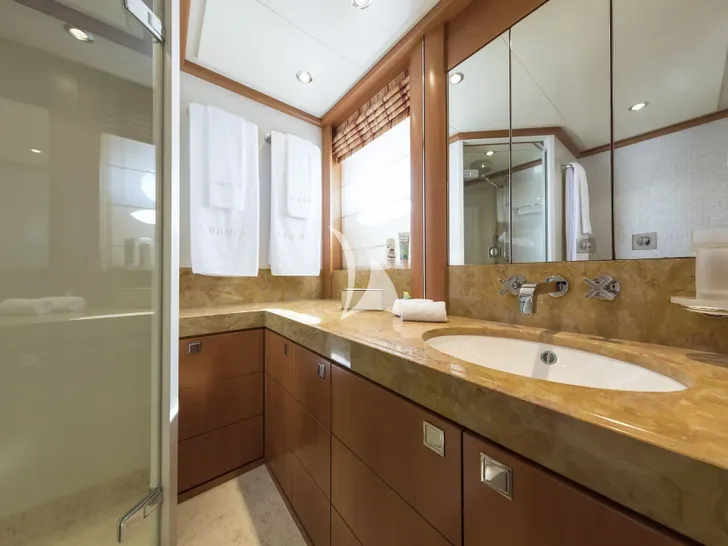 L`EQUINOX Heesen 37m - VIP cabin 3 bathroom L`EQUINOX Heesen 37m - VIP cabin 3 bathroom