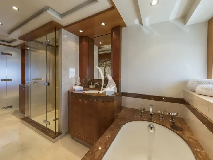 L`EQUINOX Heesen 37m - master cabin bathroom L`EQUINOX Heesen 37m - master cabin bathroom