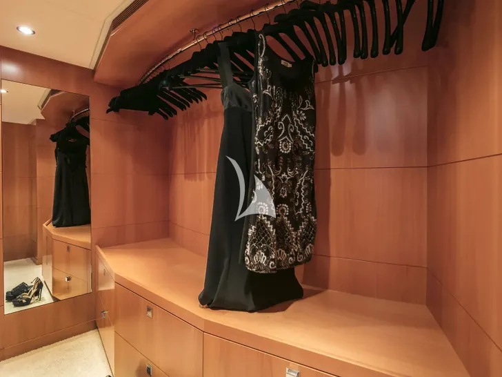 L`EQUINOX Heesen 37m - master cabin walk-in closet L`EQUINOX Heesen 37m - master cabin walk-in closet